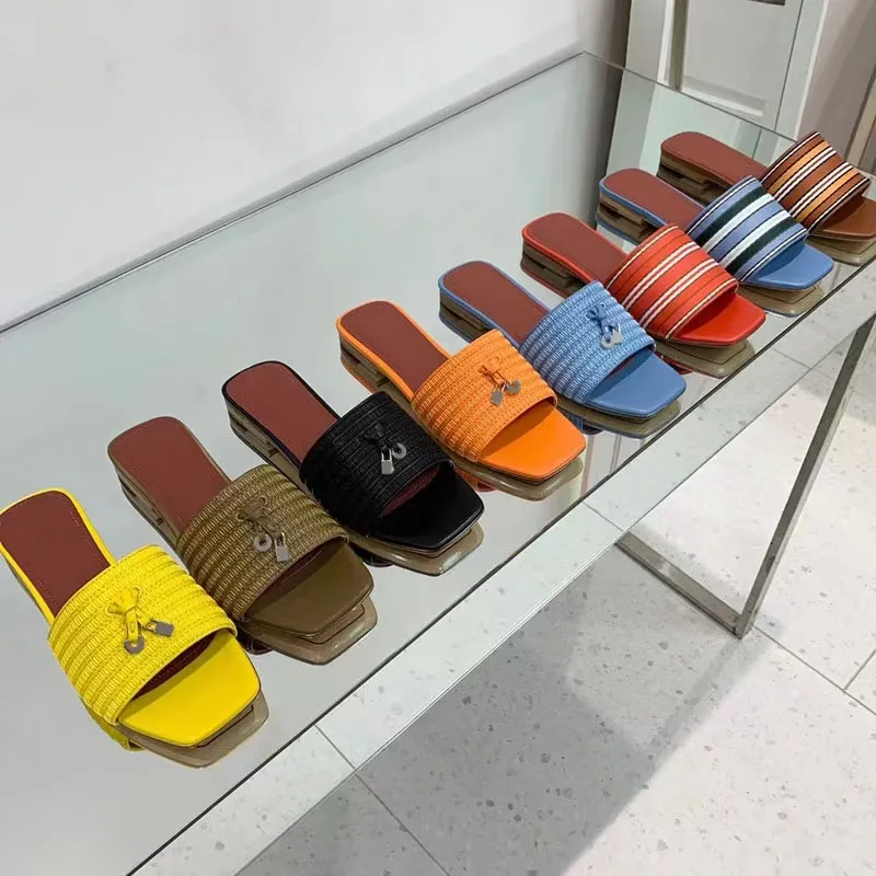 Chinelos de praia Clássicos Salto plano Verão Preguiçoso Designer de moda Tecido Pingente mules flops de couro feminino Slides sapatos femininos Banho de hotel Sandálias femininas sexy Tamanho grande