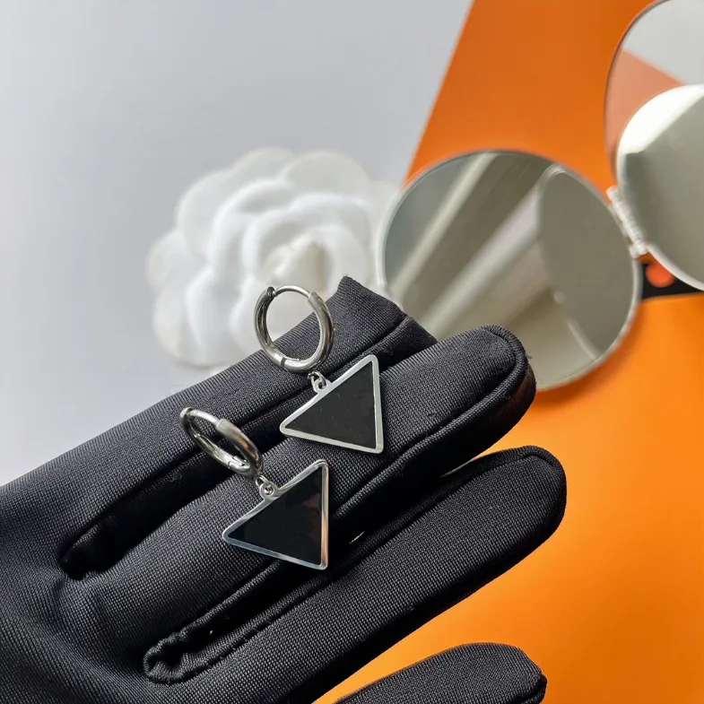 Moda geometryczne kolczyki stadnonośne czarne odwrócone kolczyki Trójkąt dziewczęta proste kolczyki projektowe premium biżuteria