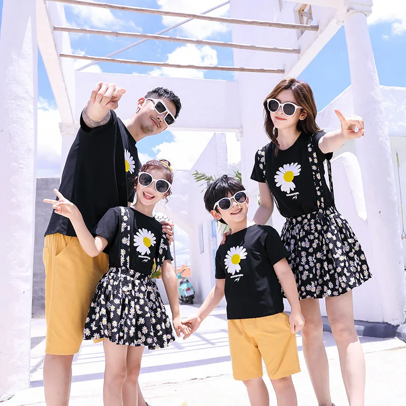 Família combinando roupas de verão, família combinando roupas de mãe, mãe, camiseta filha com saias papai e filho combinando shorts de camisetas de algodão