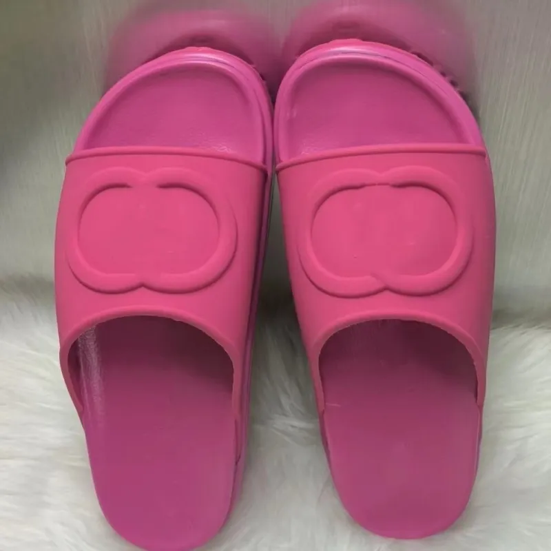 Slippers de luxe Slide Designers de marque Femmes Ladies Sandales de plate-forme creuse en matériaux transparents à la mode sexy belle plage ensoleillée chaussures femme pantoufle