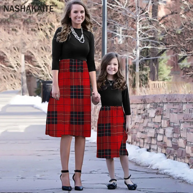 Familjsmatchande kläder Nashakaite Christmas Family Look Mother and Daughter Dress Patchwork Plaid Dresses Mamma och dotter lika mamma och mig kläder 230316