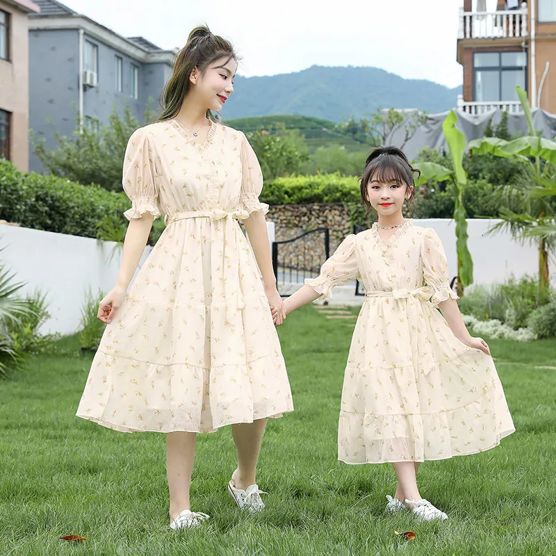 Family Matching Outfits Summer Korean Style Fashion Flower Family Matching Dresses MOM and Daughter Short Sleeve Holiday Casual Dress Kids Outfits 230316