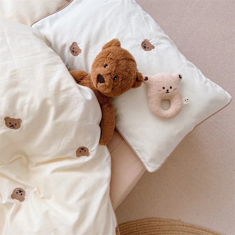 Zestawy pościeli 3PCS Baby Boys Pedding Zestaw Niedźwiedź haftowany łóżeczko Zestaw pościeli bawełny koreańskie pościel dziecięcy kołdrę Coverpillowcase 230316