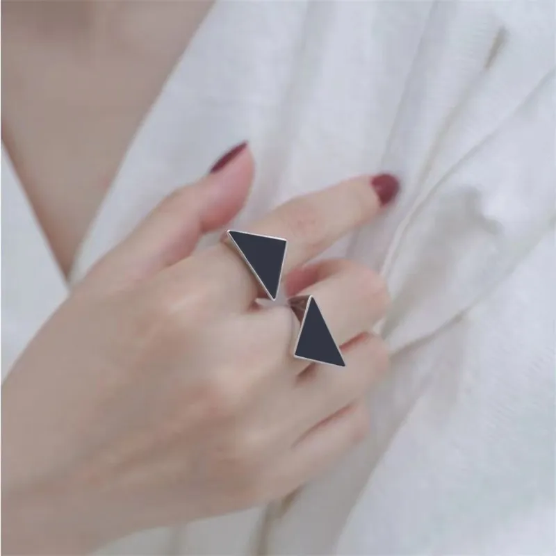 Triangle Tag Engagement Menser Rings for Women Encicate Modern Elements Bague Silver Flated Ring Letters Pattern Love Ring Jewelry Jewelry ZB040 E23