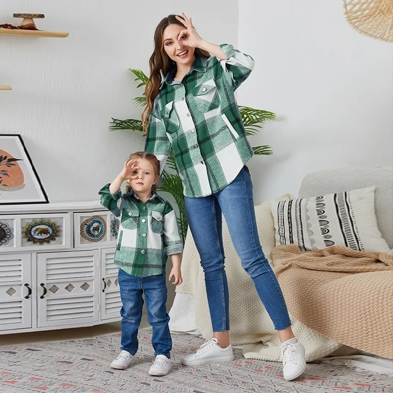 Abiti coordinati per la famiglia Set per la famiglia Plaid Madre Figlia Camicette abbinate Manica lunga Mamma e io T-shirt Abiti Autunno Mamma Neonate Vestiti per ragazze 230316