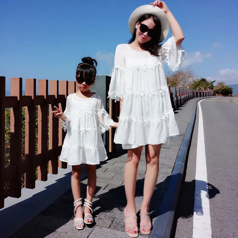 Abiti abbinati in famiglia Summer Mother Lace Dresses Abbigliamento MoM Mamma Figlia Carina Abito per le vacanze in spiaggia 230316