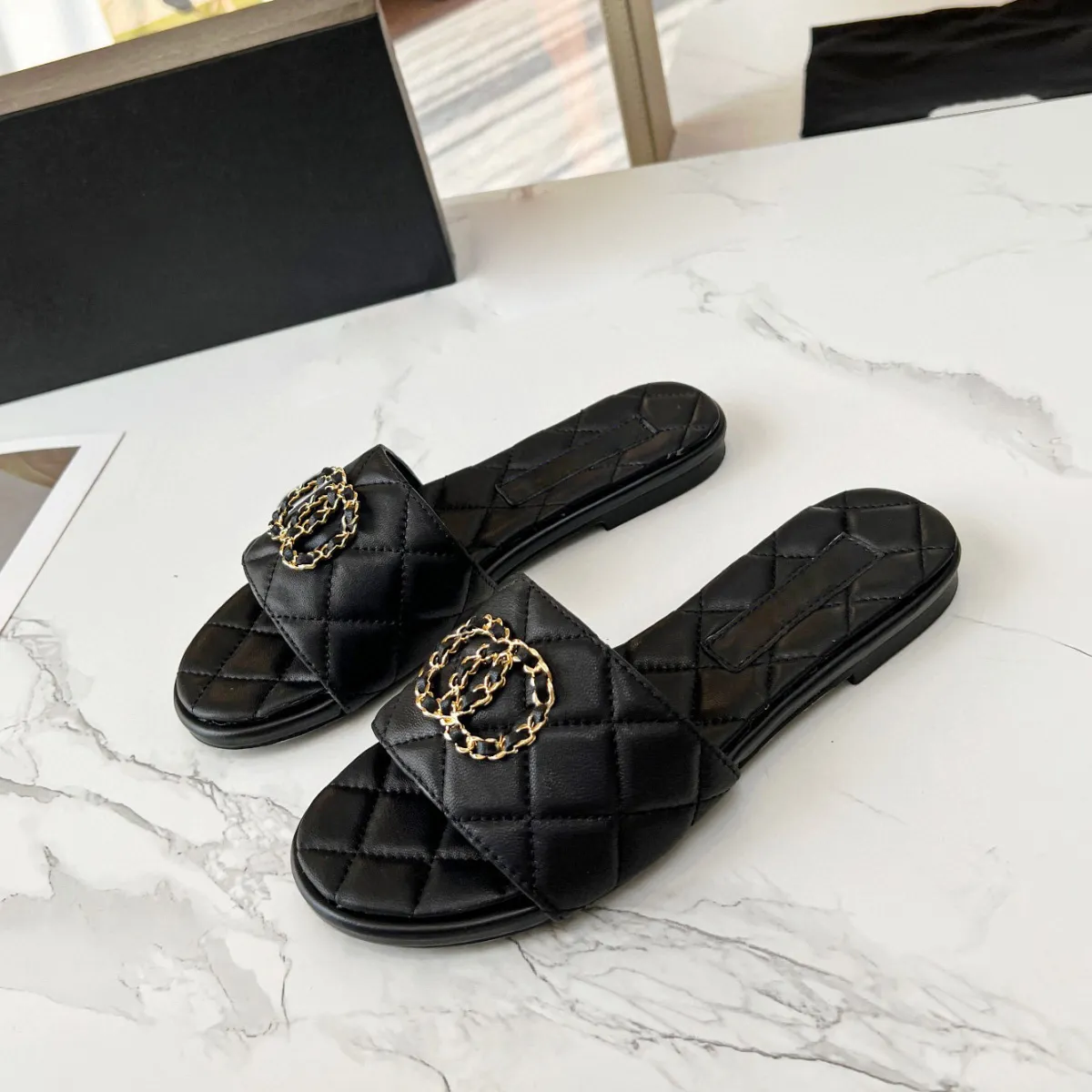Chinelos enfeitados com elos de corrente entrelaçados Sandálias de praia luxuosas Sapatos de couro genuíno sapatos casuais abertos para mulheres Designers de luxo calçados de fábrica