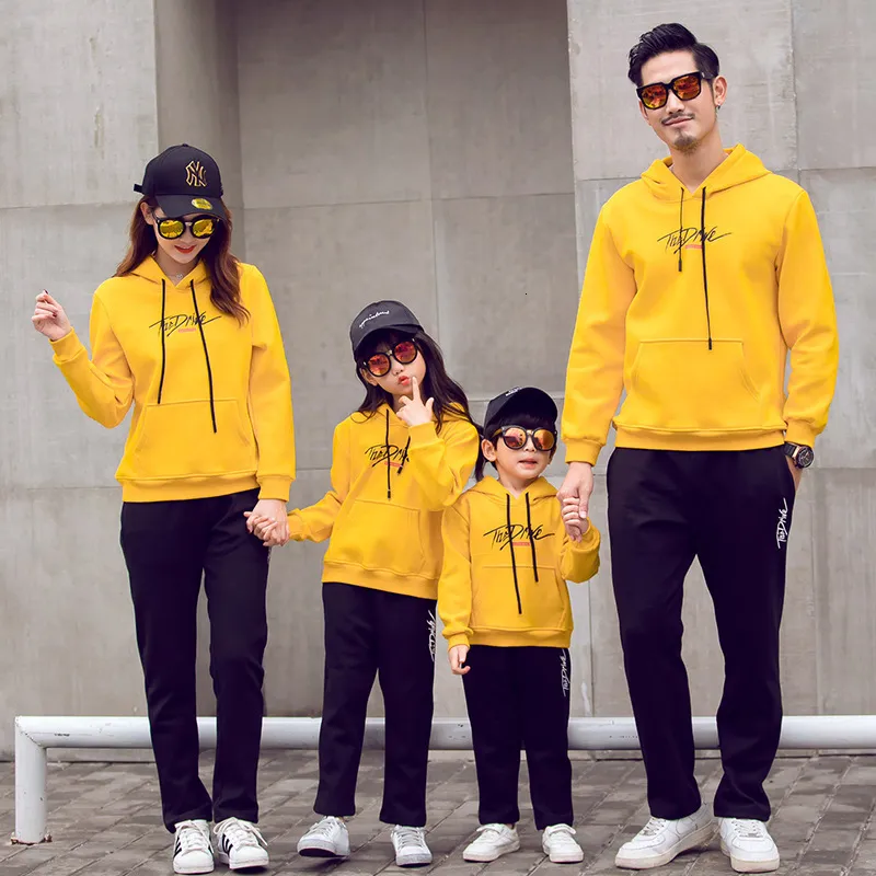 Tenues assorties pour la famille Tenues assorties pour la famille Automne Hiver Maman Fille Papa Fils Sweat à capuche Plus Velours Femmes Hommes Enfants Veste chaude épaisse 230316