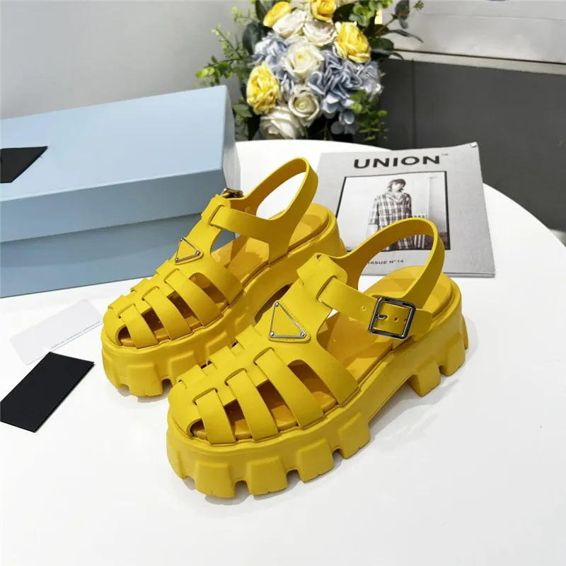 Designer Damen Sandalen Sommer Metall Dreieck Logo Schaumgummi Sandalen Plateau Gear Hollow Baotou Damen Casual Schnalle Roman Tide Outdoor Strand Sandale mit Box