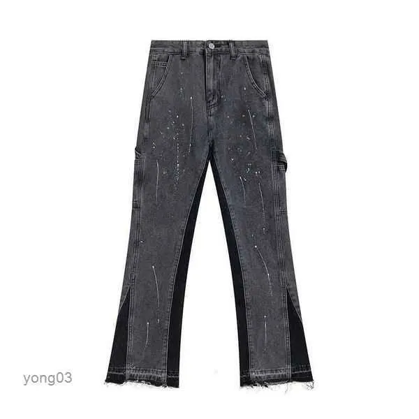 Модные бренд -дизайнерские джинсы галерея галерея отделка чернила спрыскивающие шва.