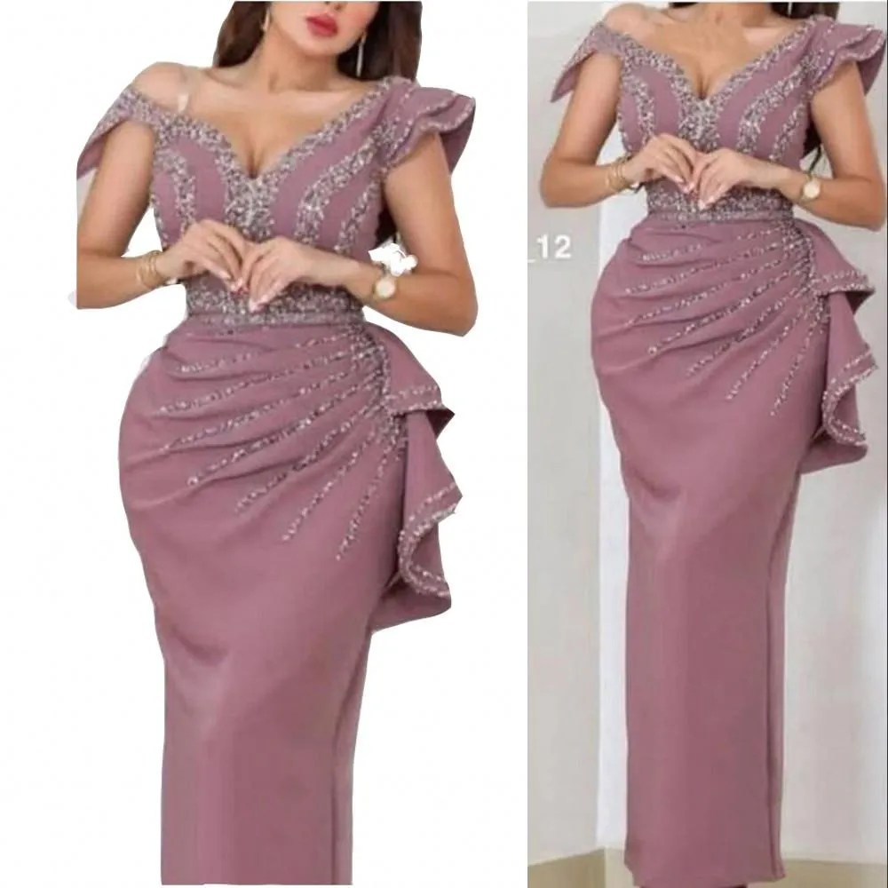 2023 Dusty Pink Sexy Arabo Dubai Prom Dresses Spalle scoperte Perline di cristallo argento Maniche ad aletta Plus Size Abiti da sera per feste Indossare guaina Ruffles Lunghezza del pavimento