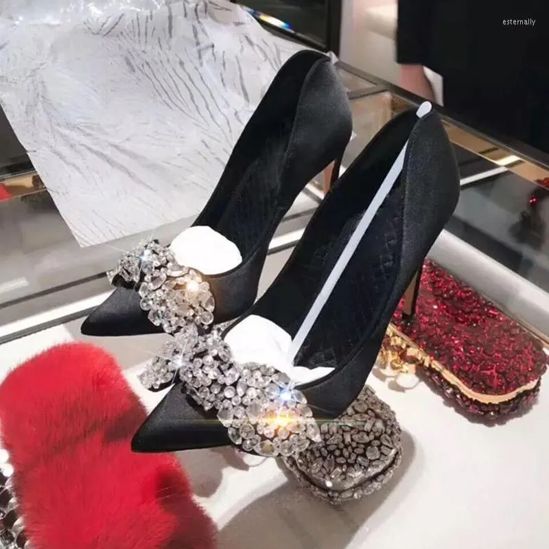 Dress Shoes Ladies Rhinestone Bowtie Silk Wedding Pumps Dunne Stiletto Heel puntige teen vrouwelijk Crystal Low Out Slip op hoge hakken