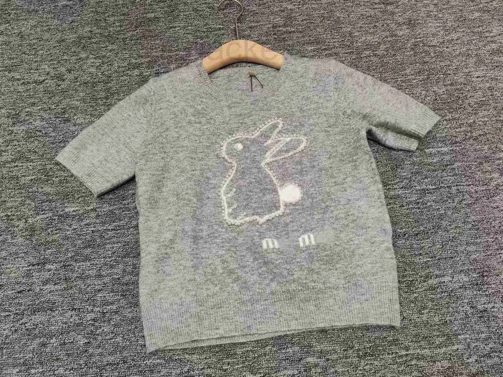 Kvinnors t-shirt designer 2023 sommar ny mode söt bokstav jacquard spikade pärla härlig kanin rund hals kort ärm topp 9smx