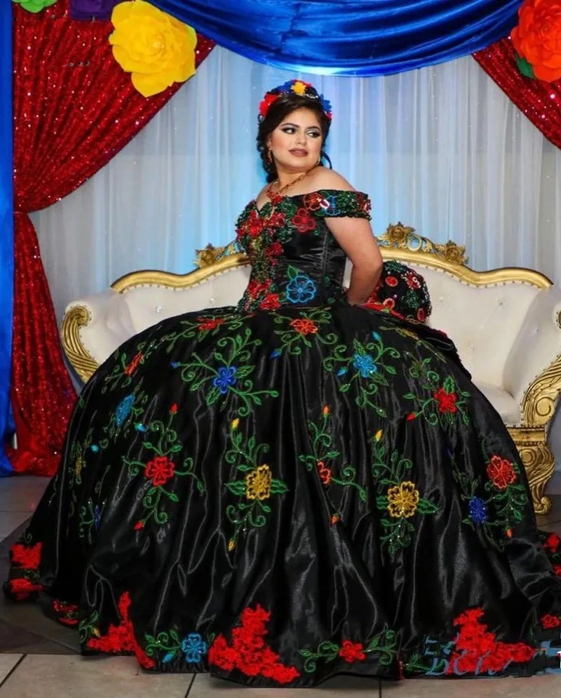 Vestidos Vintage De Black 15 Платья Quinceanera с вышивкой 2023 Аппликация с короткими рукавами для девочек Плюс Размер Платья для дня рождения