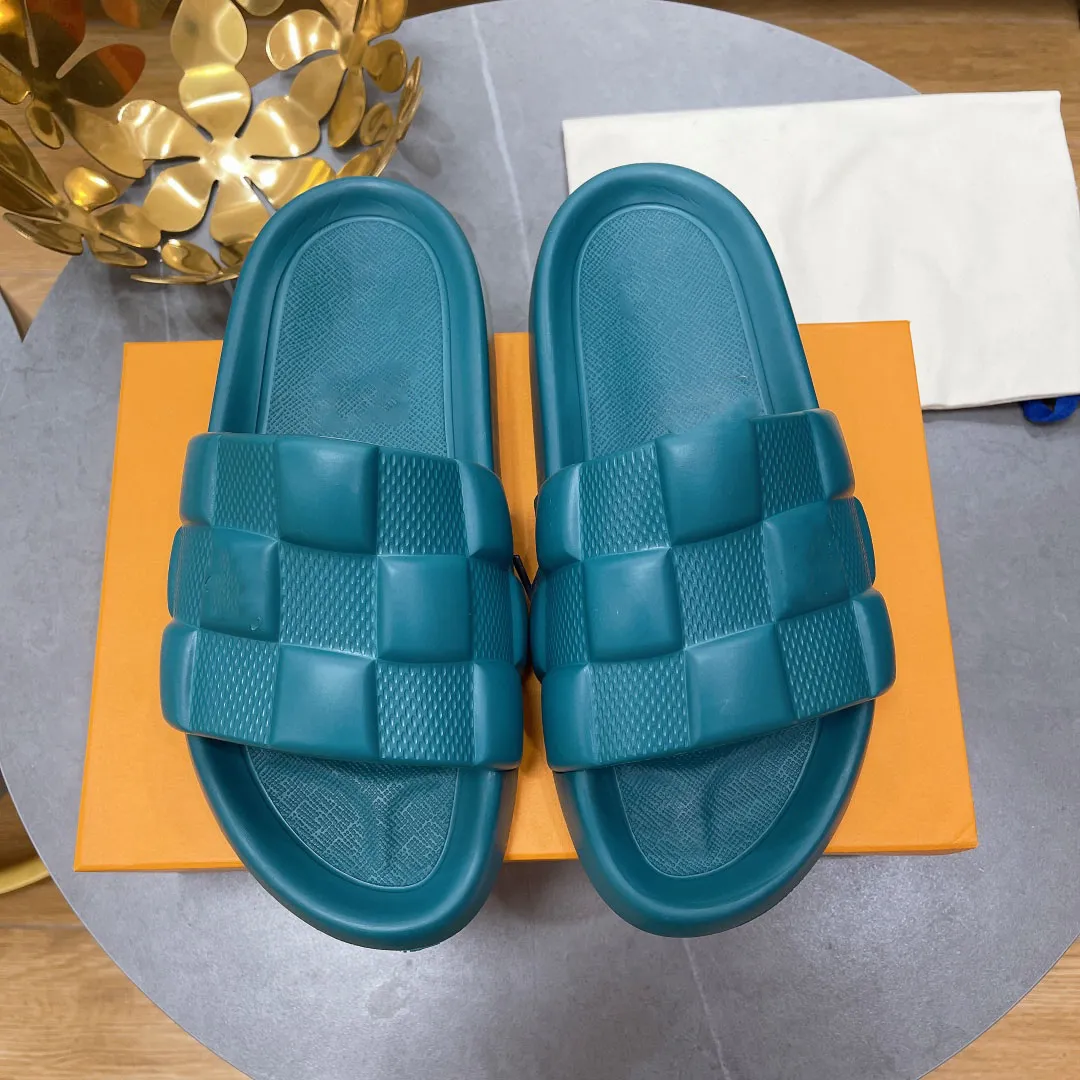 2023 Kvinnors mäns tofflor Färgglada varumärkesmetallbrev Sandaler Hemma damer Flip Flop Fashion Bekväm designer lyxiga bilder Sandal Stor storlek 38-45