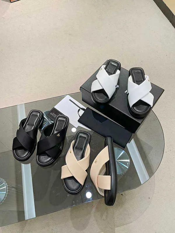 Designer Slides Channel Sandals Versione alta Versione Piccola Fragranza Panno a croce Donne indossano nuove pantofole per nuvole per il tempo libero per muffin estivo