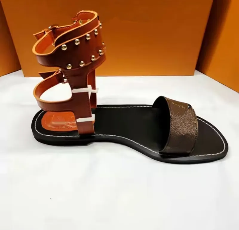 2023 Novos sandálias Rivet Classic Mulheres sandálias Summer moda sexy tornozelo alto homens homens letra gladiador casual designer plano sapatos de mulher