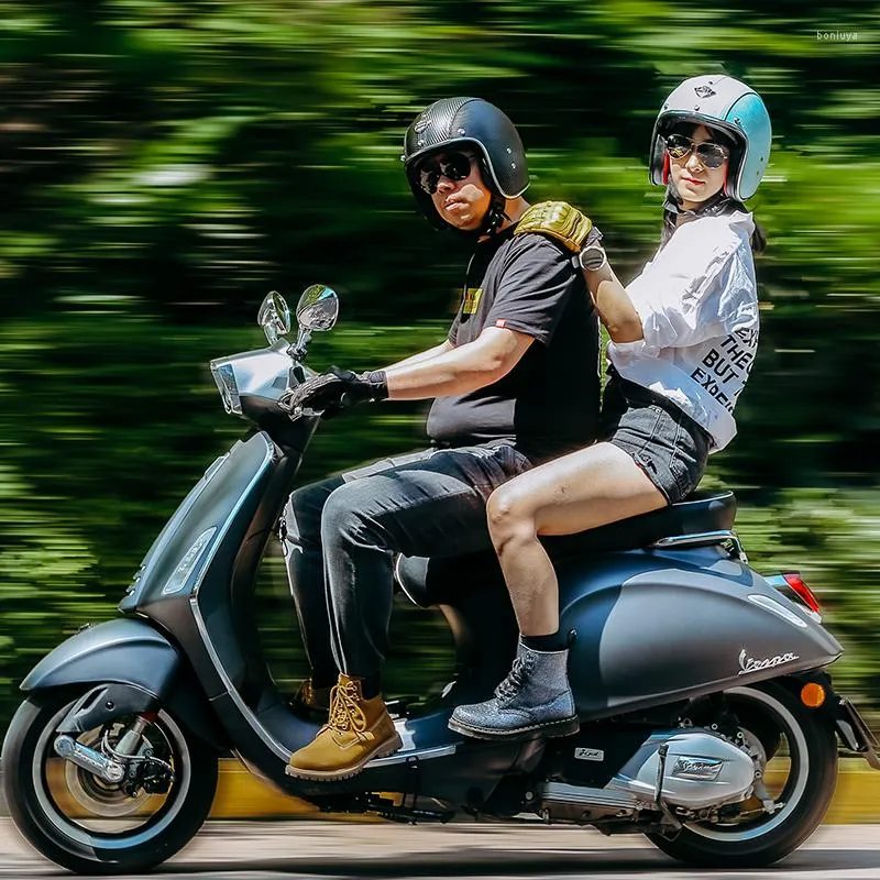 Motorcykelhjälmar Öppna ansiktshjälm PU -läder vintage skoter halv retro med endoskop fyra säsonger män och kvinnor elektriska