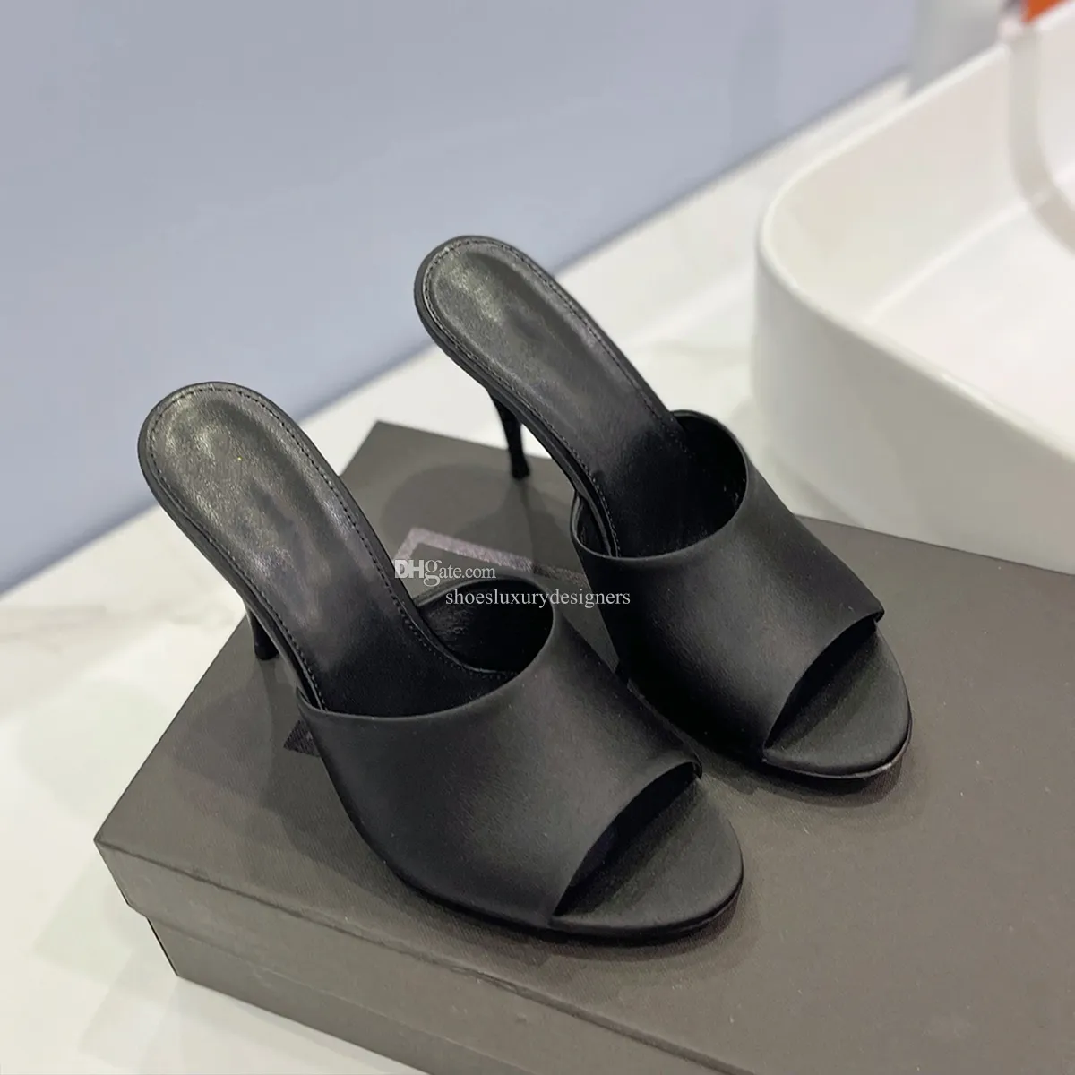 LA 16 Svart tofflor Satin Silk Slides Mule Sandals klackar glid på stilett Hälta öppna tåskor Kvinnors lyxdesigner Läderkvällsko 10 cm fabriksskor