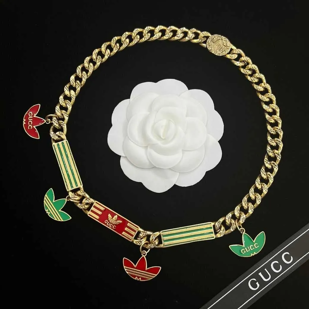 O colar de trevo coreano de alta qualidade da família 2023 projetado por uma corrente de clavícula feminina é um ornamento de luxo simples e versátil