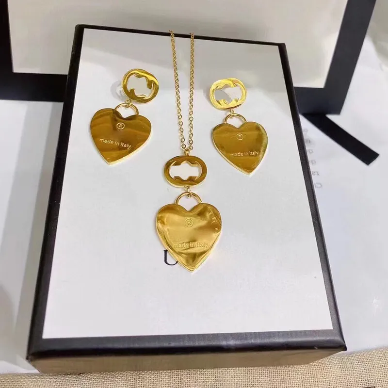 Collana con ciondolo a forma di cuore in acciaio al titanio Orecchini a bottone Set di gioielli con lettera speciale Regalo per fidanzata d'amore