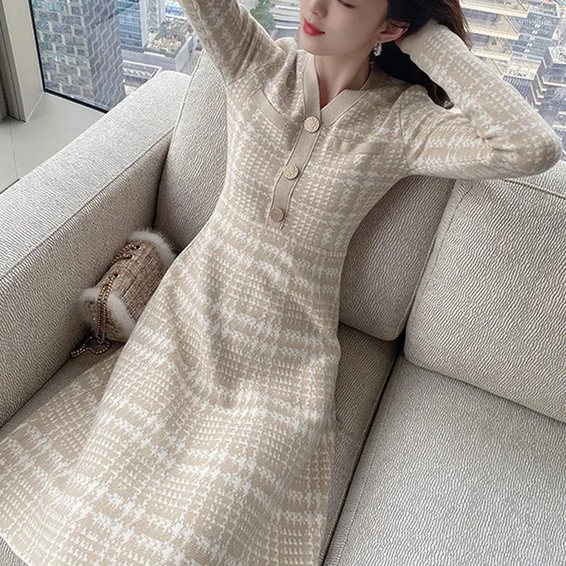 Sukienki swobodne vintage Button dzianin Sweter Elegancka koreańska wieczór długi rękaw seksowna maxi w szyku w dekolcie dla kobiet impreza jesień 2023