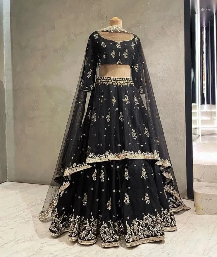 فساتين الحفلات Lehenga Choli Wear Wear Bollywood Sari مطرزة بخياطة الدانتيل المزيّف ثوب حفلة موسيقية مع التفاف