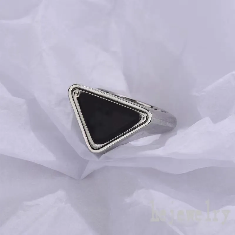 Kollektion Dreieck Designer Ring Winter Schwarze Band Anziehungsbedingte Aufmerksamkeit Einfacher Bague Lady Vintage Silber Farbe Damenringe für Männer Emaille Buchstabe Punk ZB040 F23