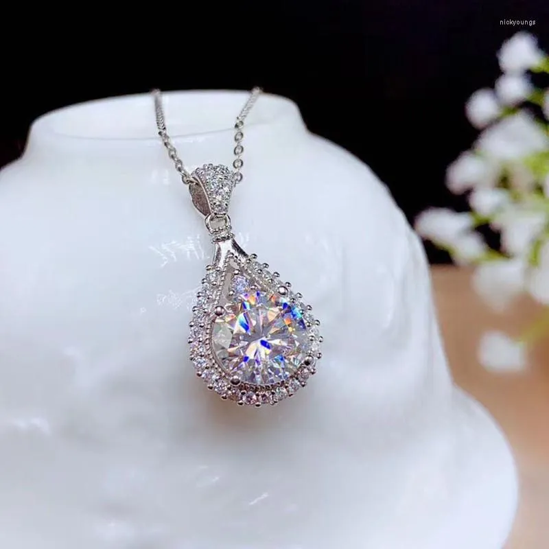 Pendentif Colliers Mode Super Sparkling Poire en forme de moissanite Collier de diamant à haute teneur en carbone pour femmes Accessoires de bijoux fins