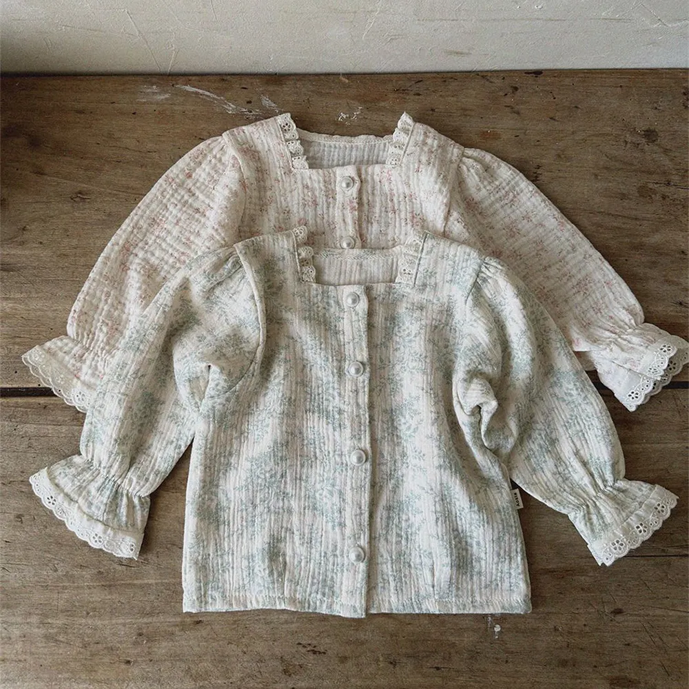 Barnskjortor härliga pärlknapp baby flickor blommor spetsar cardigan 0-3 år små flickor toppar eleganta fyrkantiga nackbarn blusar skjortor 230317