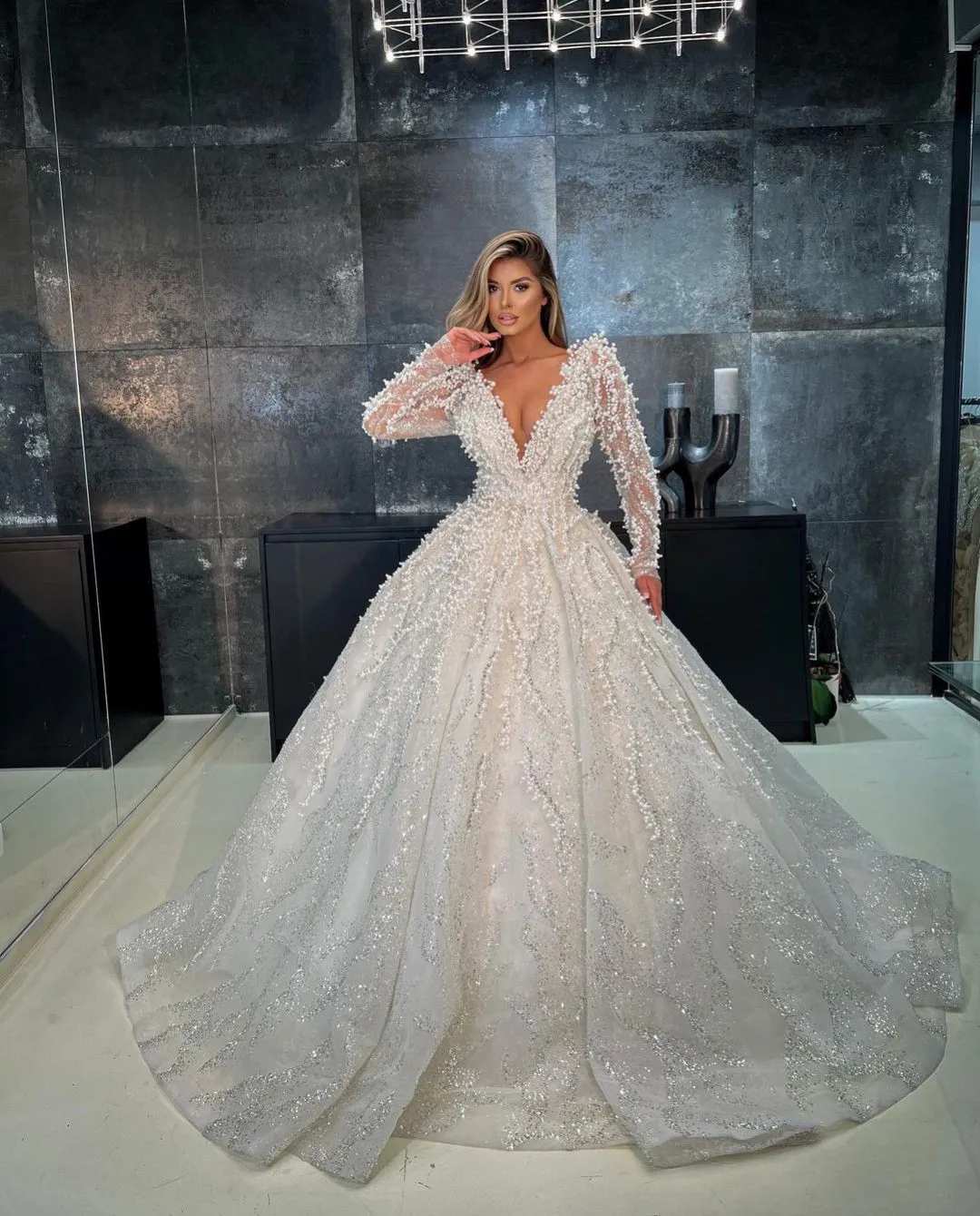 Luxury Ball Gown Wedding Dresses Long Sleeves V Neck Sparkly Sequins Pearls Appliques Beaded Ruffles Zipper Bridal Gowns Plus Size Custom Made Vestido de novia