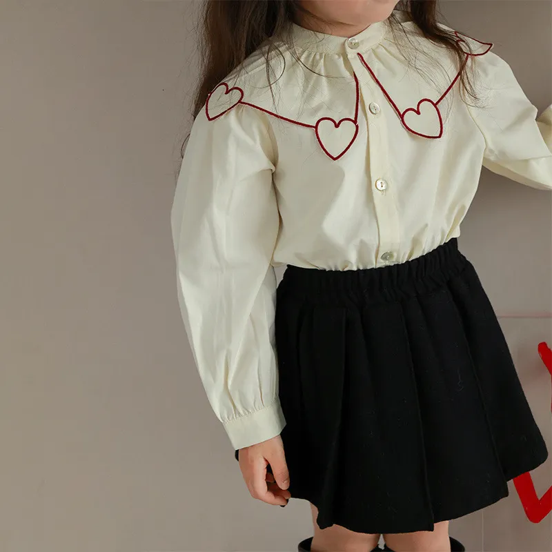 Barnskjortor 4979C Girls 'Love Lapel Shirt Spring and Autumn Fashion Girl's Shirt Sweet Baby Doll Collar Girl's Blus Tops 230317