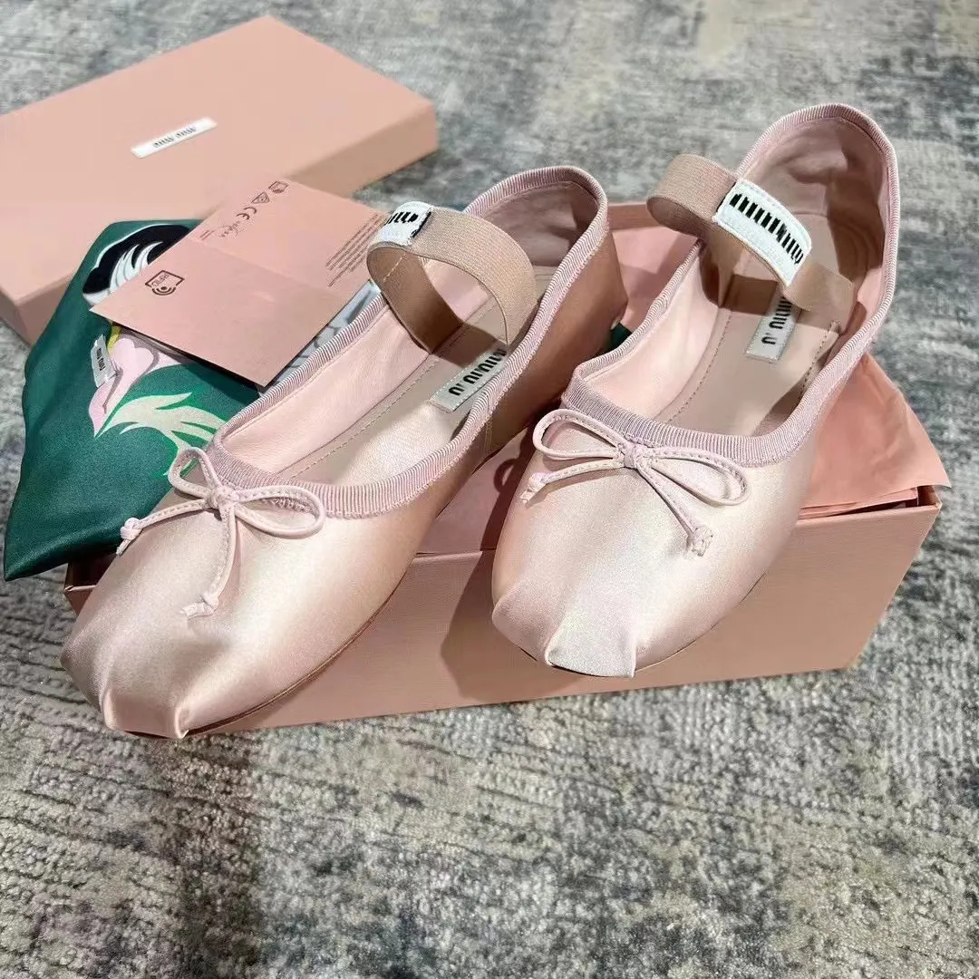 Miui Bestquality Paris Designer Luxury Fashion Ballet Professional Dance Chaussures 2024 Satinas Satinas MM Plateforme Bowknot Bouche peu profonde