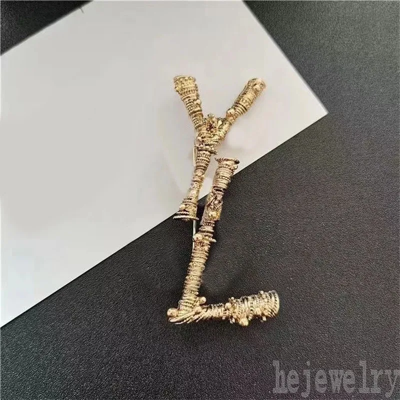 Brass color textured alloy classical brooches retro style elegant for ladies party important occasions metallic luster charm designer brooch chic unique ZB042 E23