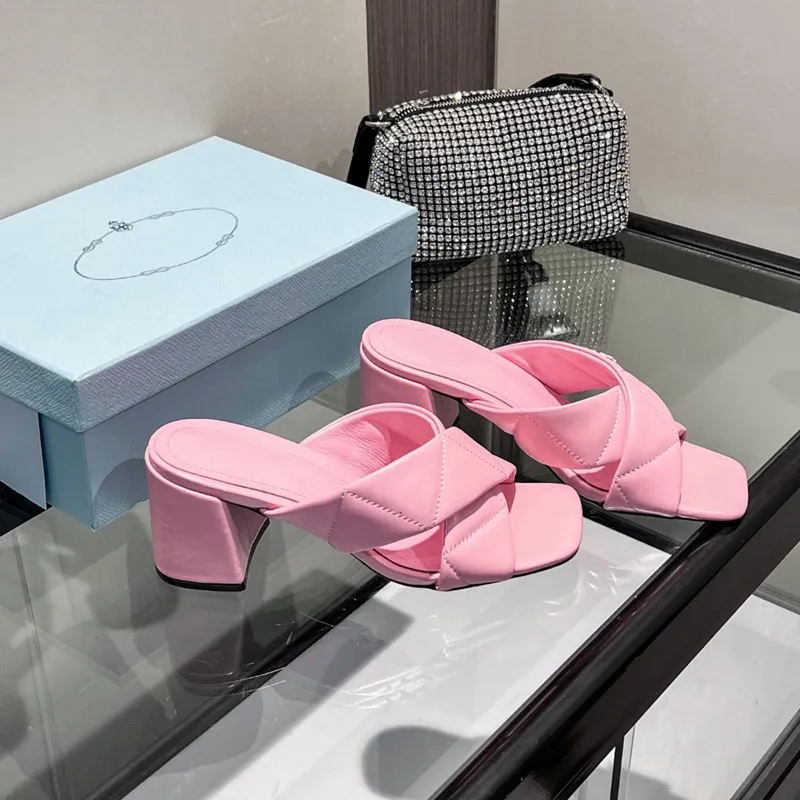 Vrouw lederen hakken schoenen vrouwen merk sandalen dikke hielglaasjes slippers overdekte gesp gespierd bovenste zwart witte woestijn lederen huis