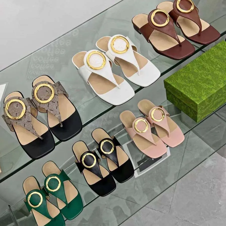 2023 Женщины моды Сандалии по продаже тапочек Женщина Слиппочная металлическая украшение обувь скользит по размер сандалии 35-43