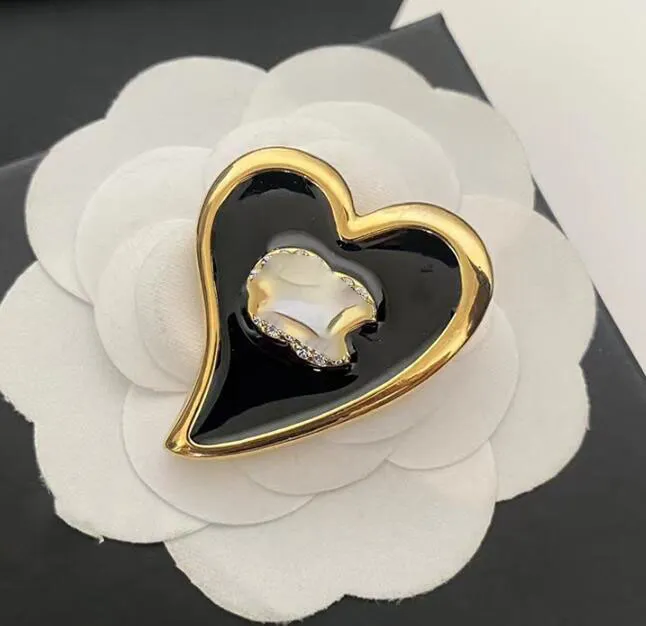 Simple Brand Designer Brooch Letters Brooches Pin Women Crystal Rhinestone Pearl Heart Pins Wedding Party Jewerlry Accessories