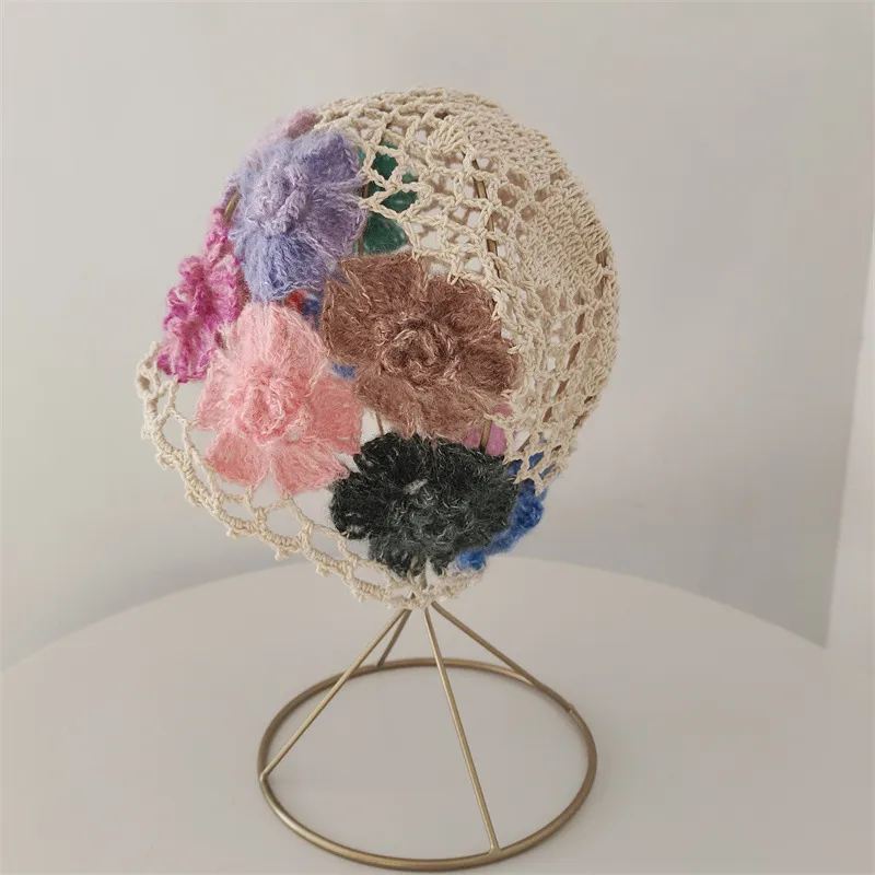 Elegante handgemachte hohle Häkelmützen für Frauen Frühling und Herbst Blume Beanie Hüte Mode vielseitige atmungsaktive Strickmützen HCS220