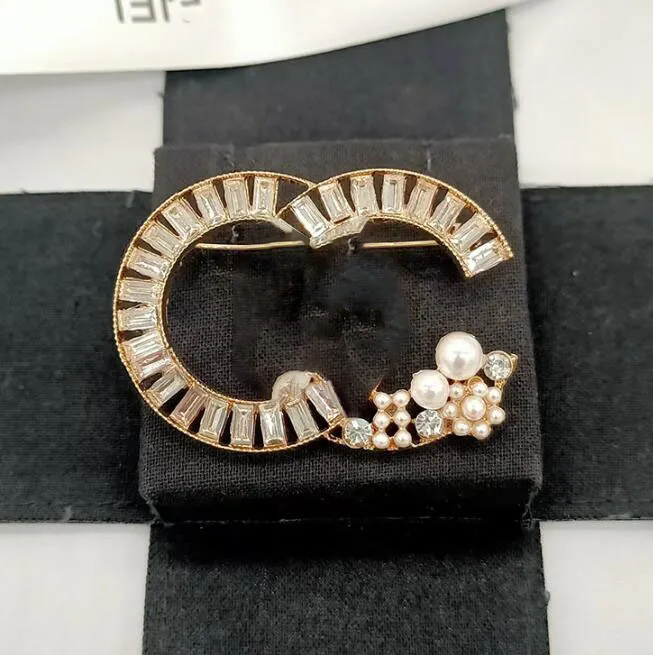 Eenvoudige merkontwerper broche letters broches pin geometrische vrouwen kristal strass pearl pins voor beroemde trouwfeestje Joodlry -accessoires