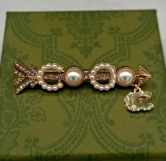 Enkel varumärkesdesigner brosch bokstäver broscher pin kvinnor kristall strass pärlstift bröllop fest juveler tillbehör