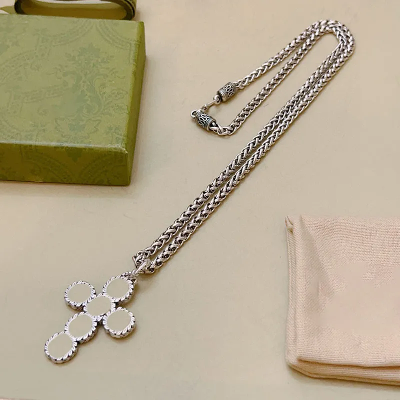 Кружное кольцо комбинирование кросс -подвесной ожерелья женщины Черный белый продвинутый дизайн ожерелья для дизайна.