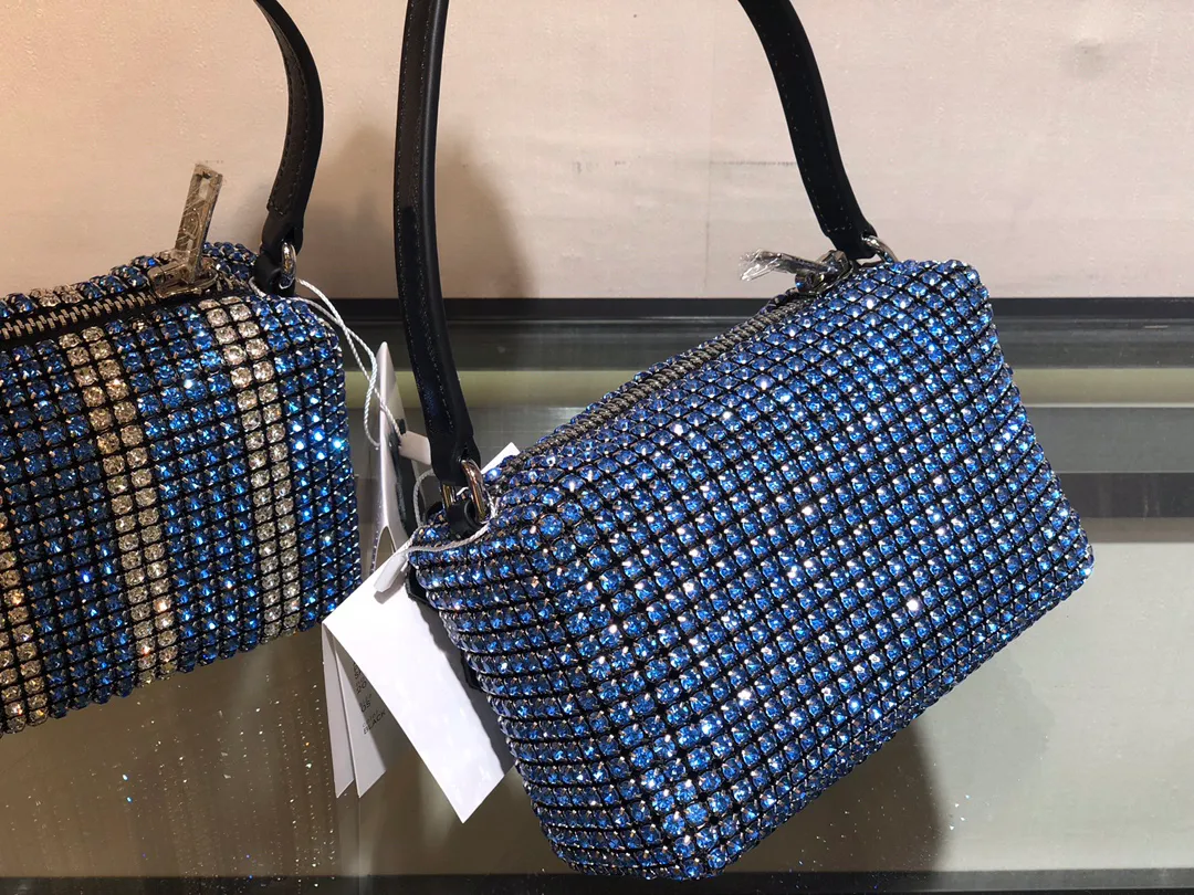 Lüks kadın omuz çantaları moda tasarımcılar kolye hasp crossbody çantalar bayan kakma elmas deri günlük depolama para çanta çanta