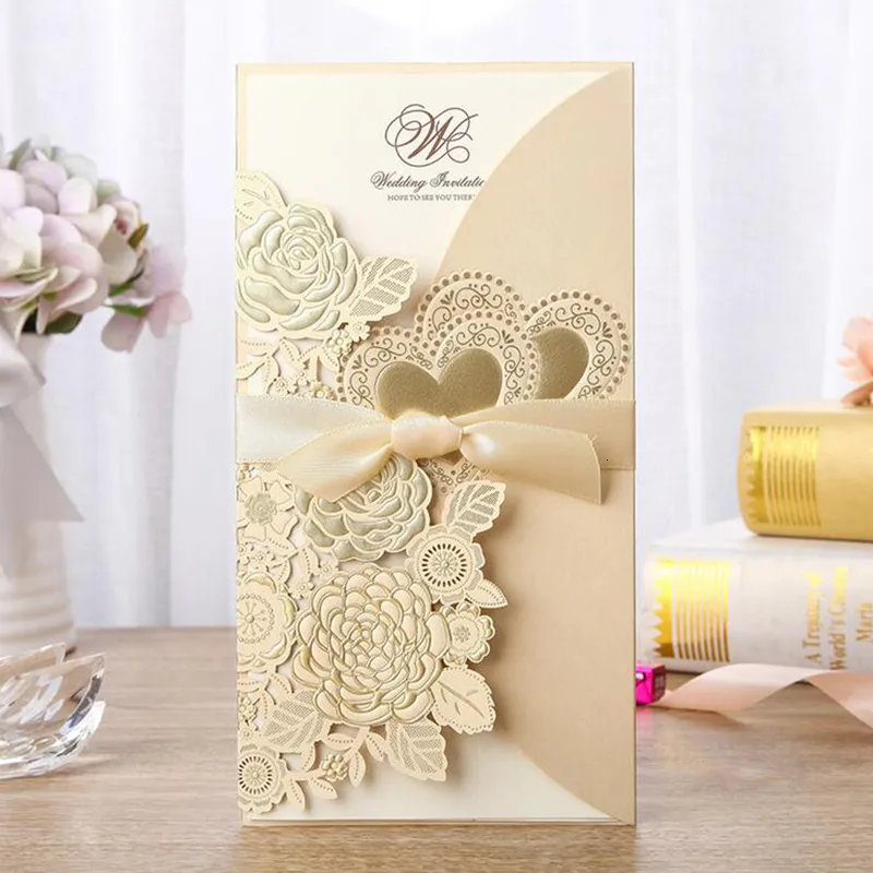 Cartes de voeux 50pcs cartes d'invitations de mariage découpées au laser Rose amour coeur cartes de voeux personnaliser avec ruban décoration de mariage fournitures de fête 230317