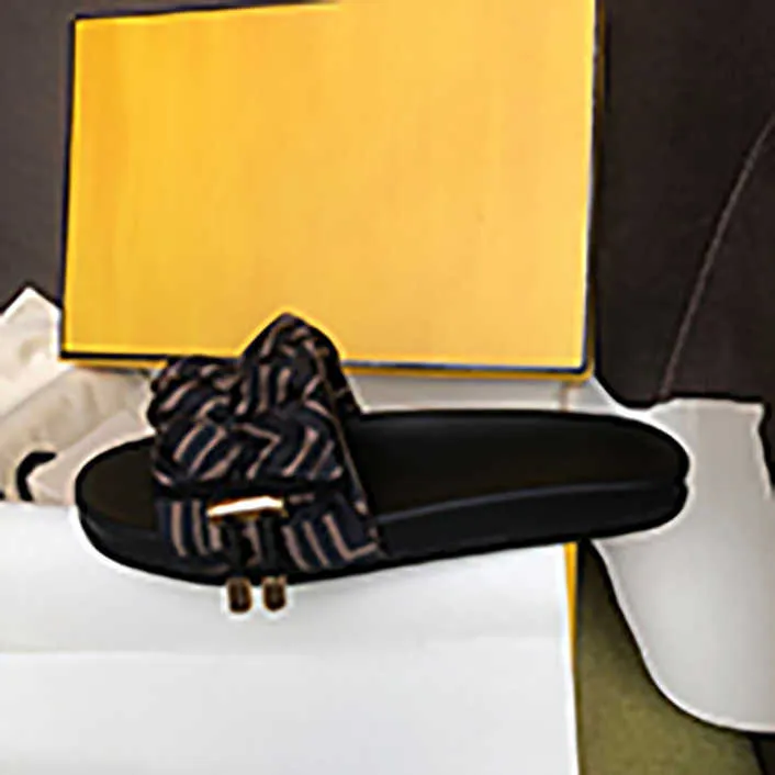 Designer de luxe Femmes Sandales Satin Lettres Fold Fleur Classique Mode Casual Chaussures Plage Fond Plat Sandales Fond Épais Loisirs