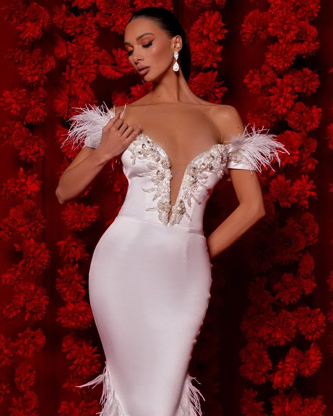 Elegant Mermaid Wedding Dresses V-Neck Lace Off the Shoulder Beaded Feathers Backless Court Gown Custom Ruffles Made Plus Size Bridal Gown Vestidos De Novia