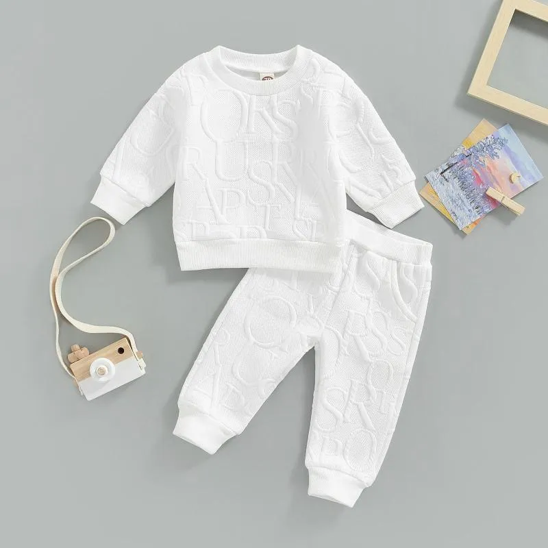 Giyim setleri 2 adet bebek takım elbise düz renkli harf desenleri yuvarlak boyun uzun kollu üst pantolonlar erkekler için pantolon 0-24 ay