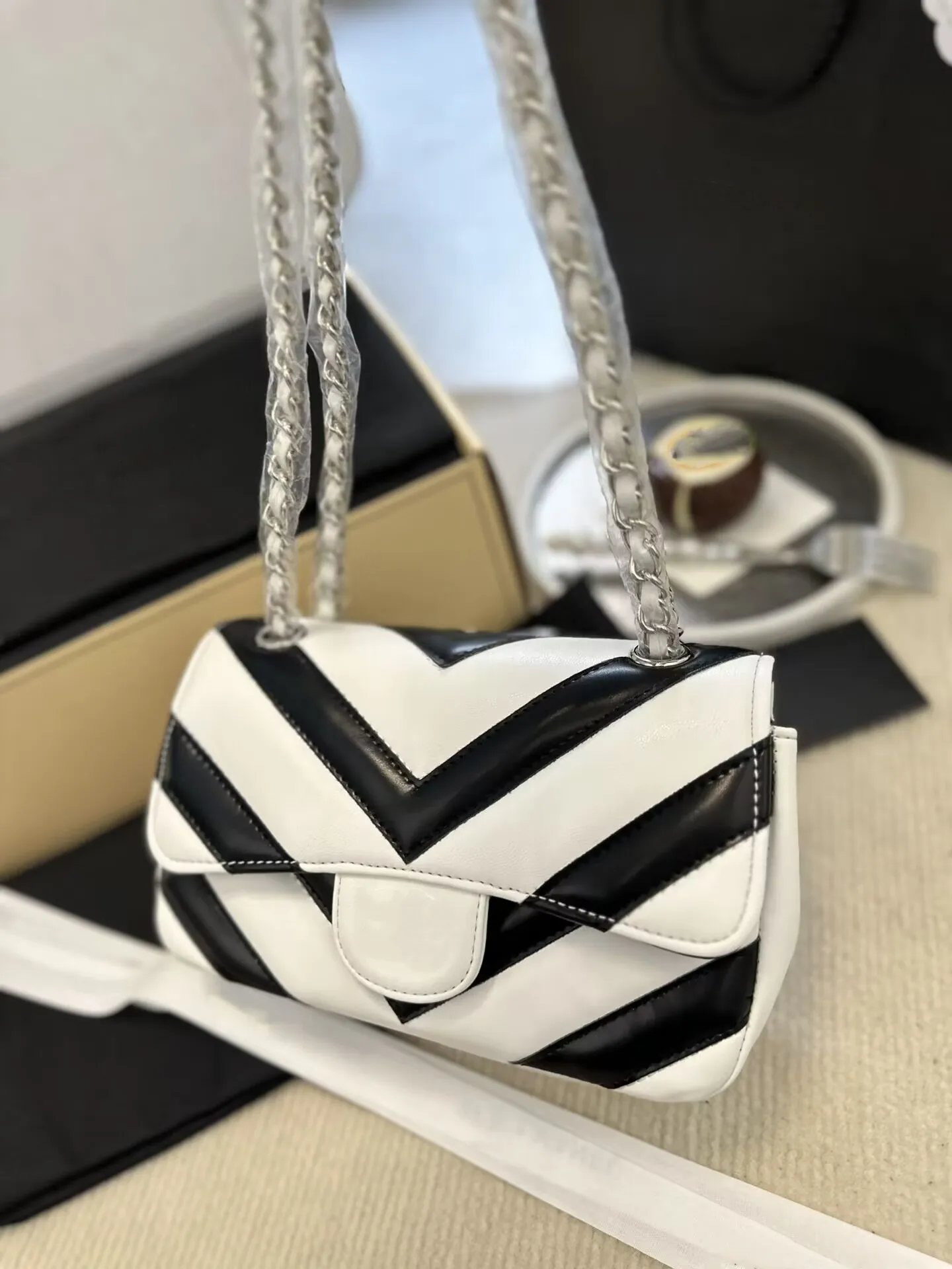 Women Classic Flap Bags Luxury Desinger Vintage High Quality Messenger Pochette 27C Crossbody Shoulder Black and white panda color matching geometry Totes