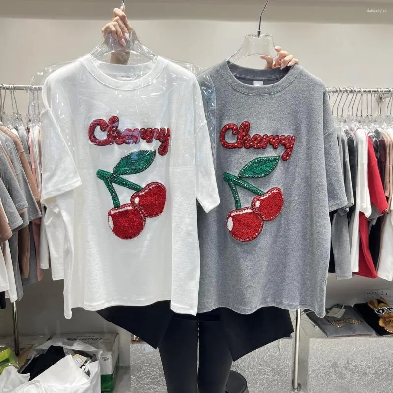 Camisas femininas espetam lixando manga curta feminina tshirts 2023 Spring Diamond Cherry Borderyer Geralmente
