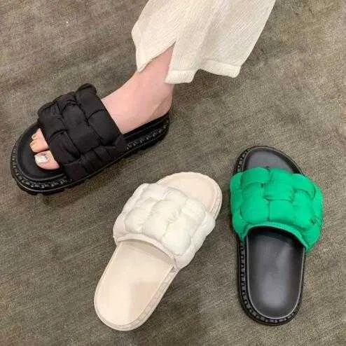 Pantoufles vert tissé pain pantoufles femmes été vêtements d'extérieur 2022 nouvelles femmes fond épais un mot sandale chaussures de plage Z0317