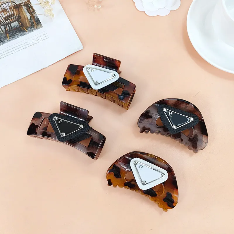 Luxury Barrettes Designer Femmes Girls Triangle P-Letter Hairpin Brand Classic Classic Versatile Localies Hairclips Fashion Leopard Shark Hair Hair Hair Clips Barrette